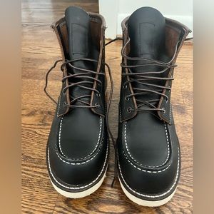 Men’s Red Wing Size 12 leather boots. These shoes were only tried on once.